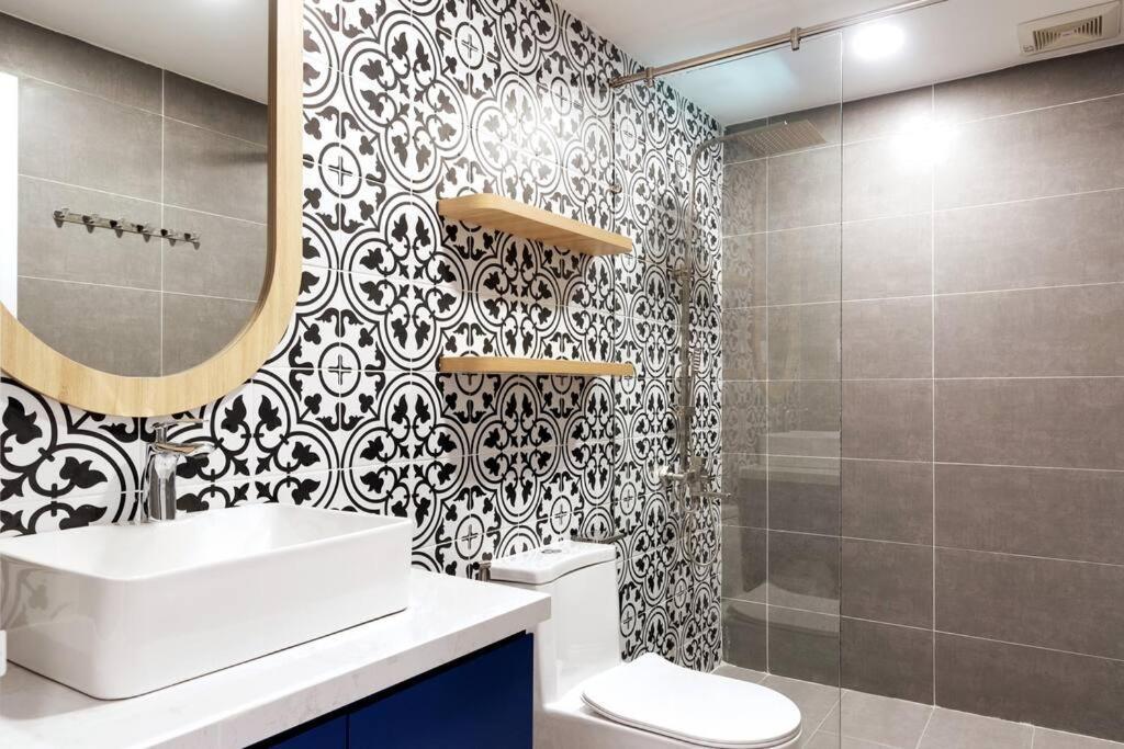 Modern, Cozy & Fully Equipped 2Br Apt In D4, 5M To D1 ホーチミン市 エクステリア 写真