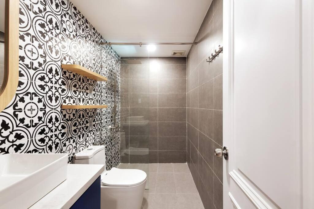 Modern, Cozy & Fully Equipped 2Br Apt In D4, 5M To D1 ホーチミン市 エクステリア 写真